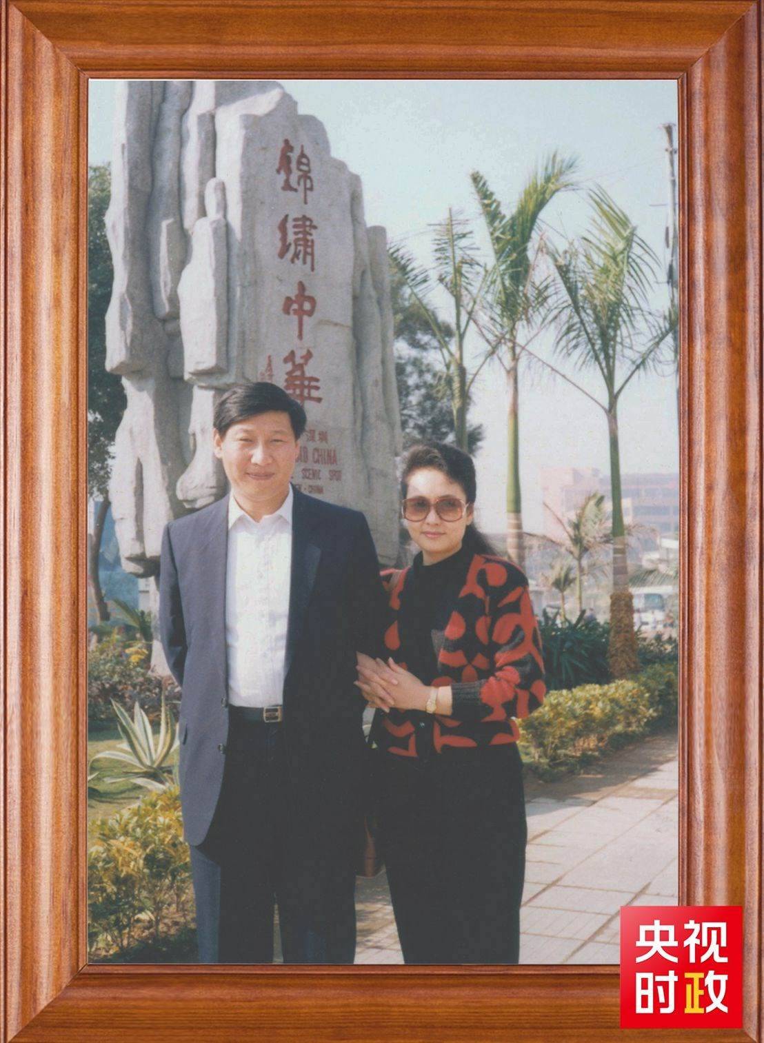 △這是習近平和夫人彭麗媛的合影。這張照片第一次出現(xiàn)在他的書架上。
