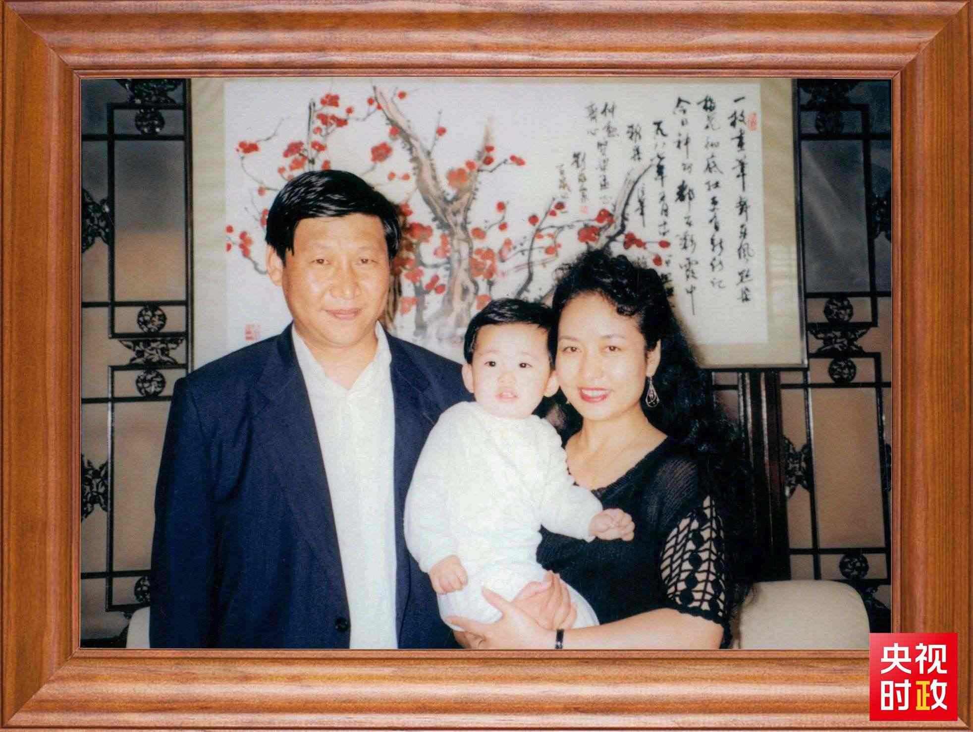 △這是習近平一家三口的合影。這張照片第一次出現(xiàn)在他的書架上。