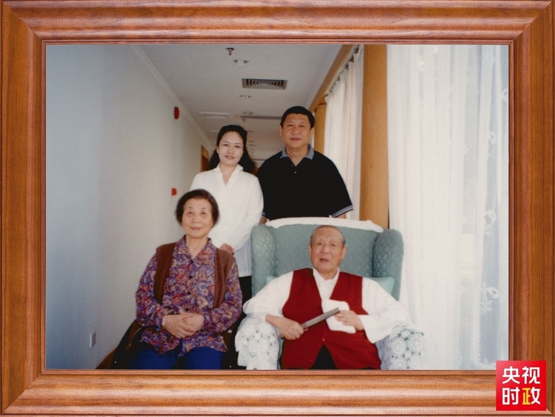 △這是習近平夫婦同父親習仲勛、母親齊心的合影。這張照片第一次出現(xiàn)在他的書架上。