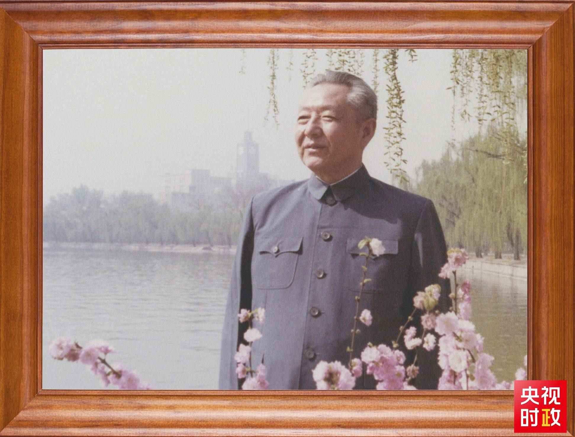 △這是習近平父親習仲勛同志的照片。2023年10月15日，是習仲勛同志誕辰110周年紀念日。這張照片第一次出現(xiàn)在他的書架上。