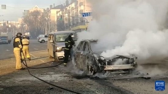 這張俄羅斯緊急情況部12月30日發(fā)布的視頻截圖顯示，在俄羅斯別爾哥羅德市，工作人員在現(xiàn)場救援。新華社發(fā)