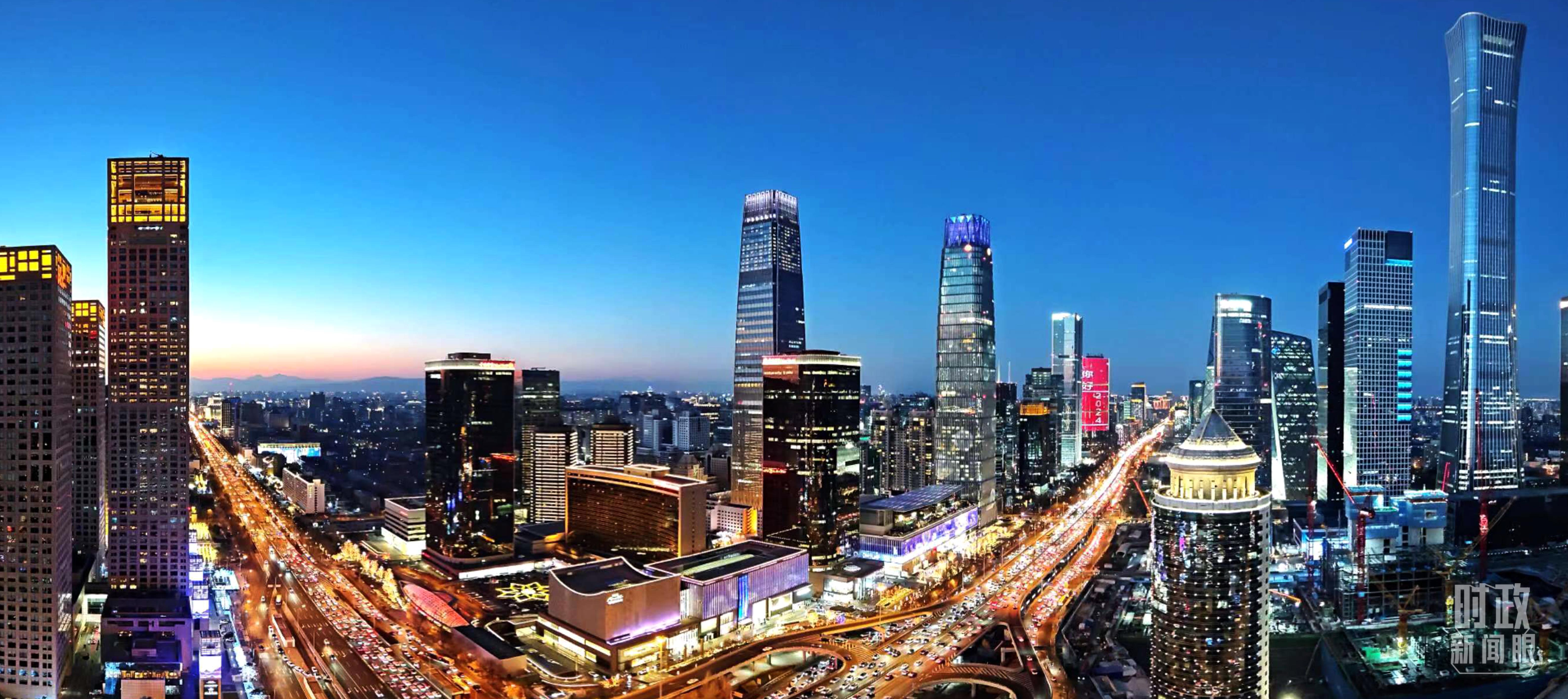 △2023年12月31日，北京CBD商圈。（總臺(tái)央視記者鐘信偉拍攝）