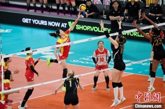 女排世俱杯賽場(chǎng)上，天津渤海銀行女排(紅)對(duì)陣巴西海灘女排(黑)。主辦方供圖