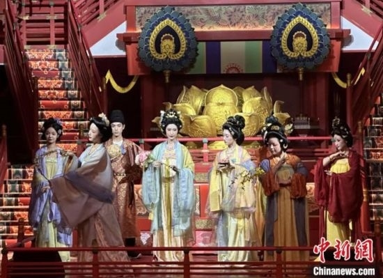 2023年12月31日晚間，在長(zhǎng)安十二時(shí)辰主題街區(qū)進(jìn)行的漢服表演。 中新社記者 張一辰 攝