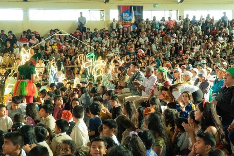 捐贈儀式在埃爾查科市中心的體育館舉行。中國電建厄瓜多爾代表處提供圖
