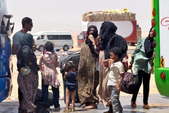  2023年4月27日，在埃及南部與蘇丹交界的阿爾根邊境口岸，人們離開蘇丹進(jìn)入埃及境內(nèi)。新華社發(fā)（拉德萬攝）