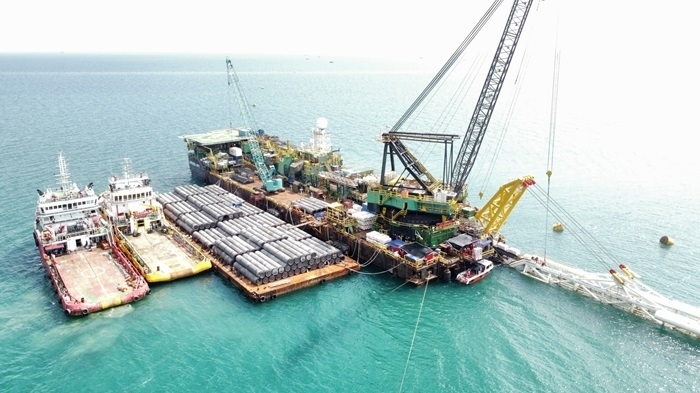 印尼拉維拉維項目52英寸海管拖拉頭準確抵達登陸點。主辦方供圖
