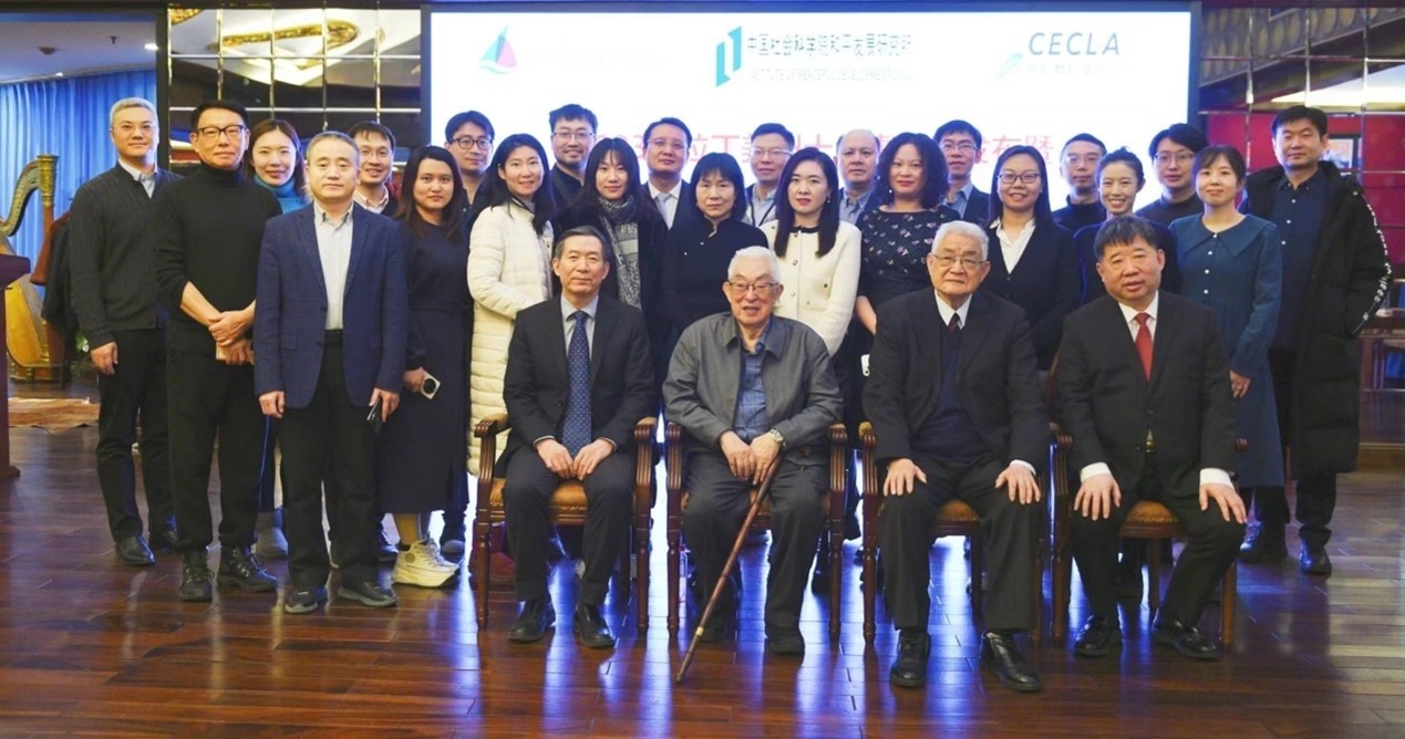 與會專家學(xué)者舉行合影。主辦方供圖