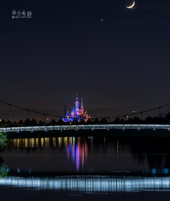 上海星空攝影愛好者陳悅?cè)A2023年5月23日在上海浦東拍攝的金星伴月。（本人供圖）