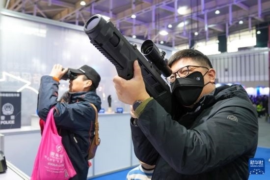 1月6日，觀眾在警營開放周活動(dòng)現(xiàn)場體驗(yàn)警用激光炫目槍。