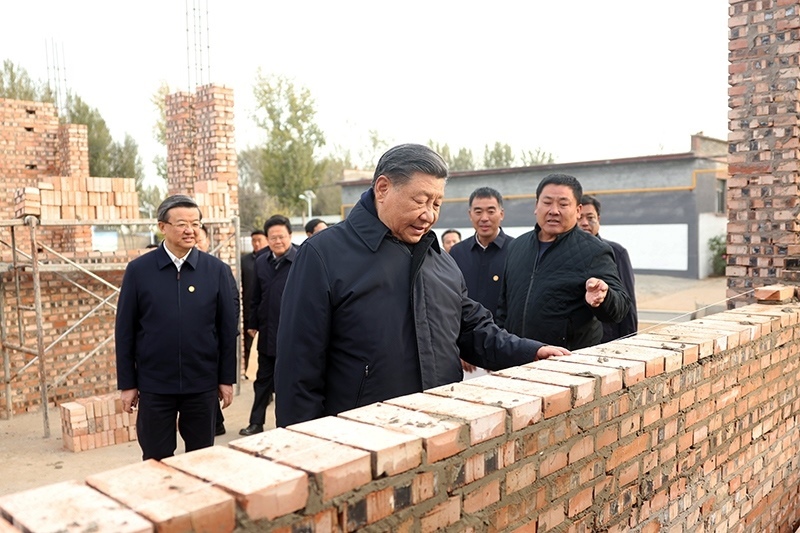 2023年11月10日，習(xí)近平總書(shū)記在河北保定涿州市刁窩鎮(zhèn)萬(wàn)全莊村房屋重建施工現(xiàn)場(chǎng)考察。