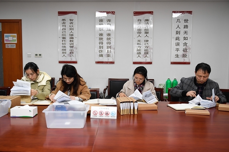 2020年1月8日，浙江寧波市北侖區(qū)紀(jì)委工作人員在檢查北侖區(qū)大數(shù)據(jù)發(fā)展管理中心2019年的公款消費(fèi)票據(jù)，查找是否存在違規(guī)問(wèn)題。