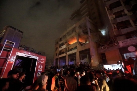 1月2日，人們聚集在黎巴嫩貝魯特南郊的以色列無(wú)人機(jī)襲擊現(xiàn)場(chǎng)。新華社發(fā)（比拉爾·賈維希攝）