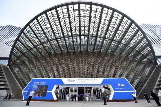 2023年10月30日，參會嘉賓步入長沙國際會議中心。當(dāng)日，以“全球發(fā)展 共享安全”為主題的博鰲亞洲論壇全球經(jīng)濟(jì)發(fā)展與安全論壇第二屆大會在湖南長沙開幕。新華社記者 陳振海 攝