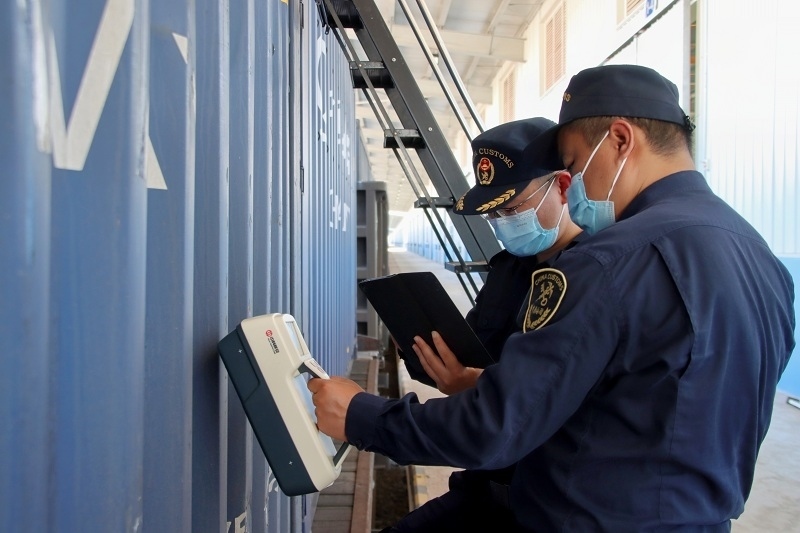 海關(guān)關(guān)員使用手持式輻射探測儀對中老鐵路入境貨物進行檢測。張釋巍攝