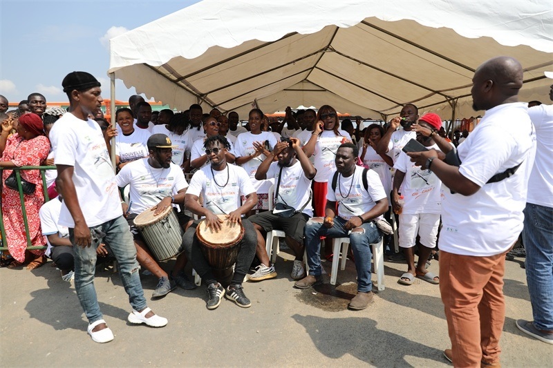 當(dāng)?shù)孛癖姂c祝通車。中建國際中西非公司供圖。