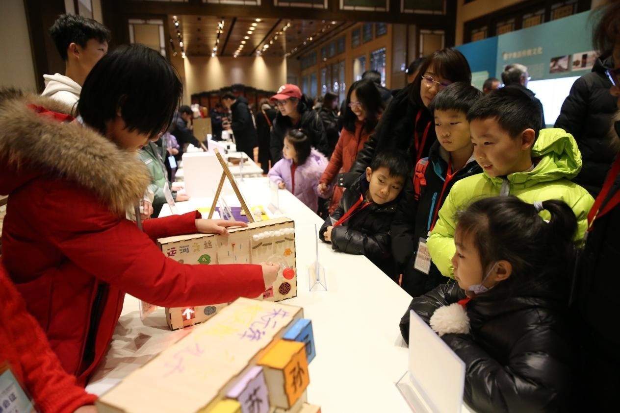 學(xué)生現(xiàn)場(chǎng)演示科創(chuàng)作品。主辦方供圖