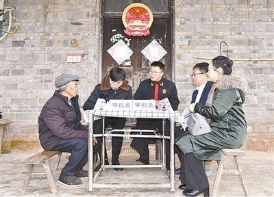  圖②：調(diào)解現(xiàn)場。