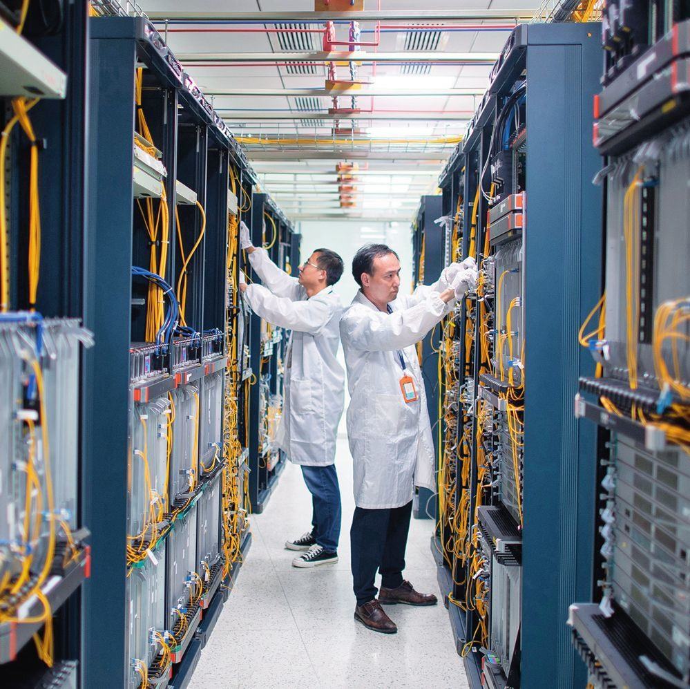 在位于武漢中國光谷的光電器件研發(fā)制造商——武漢光迅科技股份有限公司生產(chǎn)車間內(nèi)，技術(shù)人員在光模塊生產(chǎn)線作業(yè)（2023年4月11日攝）。程敏攝/本刊