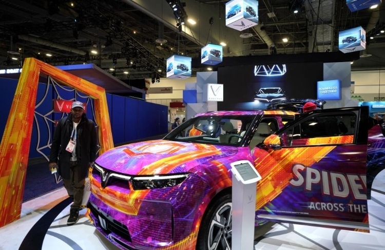 1月11日，人們?cè)诿绹?guó)拉斯維加斯消費(fèi)電子展越南電動(dòng)汽車(chē)制造商VinFast展臺(tái)參觀(guān)。新華社記者吳曉凌攝