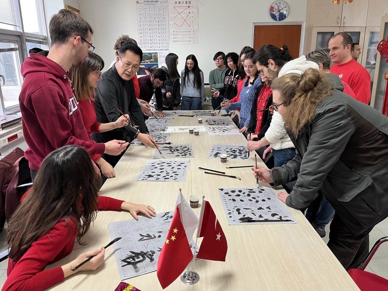 學(xué)生體驗(yàn)書法。中東技術(shù)大學(xué)孔院供圖