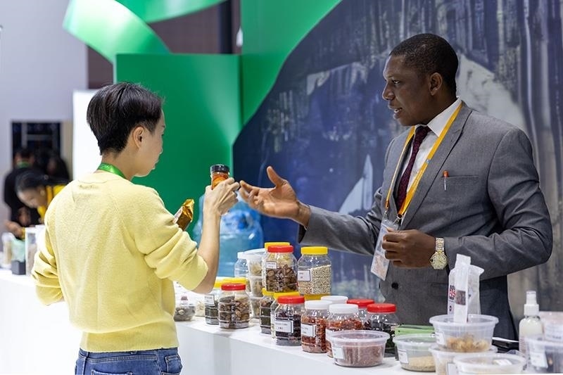 △2023年11月7日，在進(jìn)博會(huì)國(guó)家館尼日利亞館，展商介紹尼日利亞產(chǎn)品。