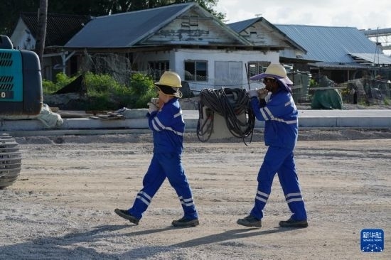 1月18日，工作人員在瑙魯艾沃港碼頭升級(jí)改造項(xiàng)目工地工作。新華社記者 王申 攝