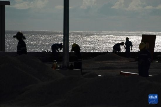 1月18日，工作人員在瑙魯艾沃港碼頭升級(jí)改造項(xiàng)目工地工作。新華社記者 王申 攝