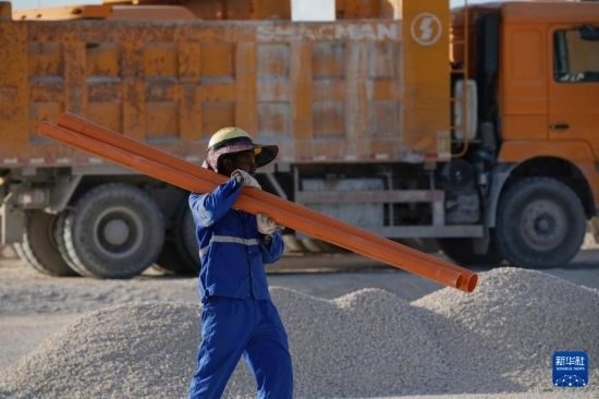 1月18日，工作人員在瑙魯艾沃港碼頭升級(jí)改造項(xiàng)目工地工作。新華社記者 王申 攝