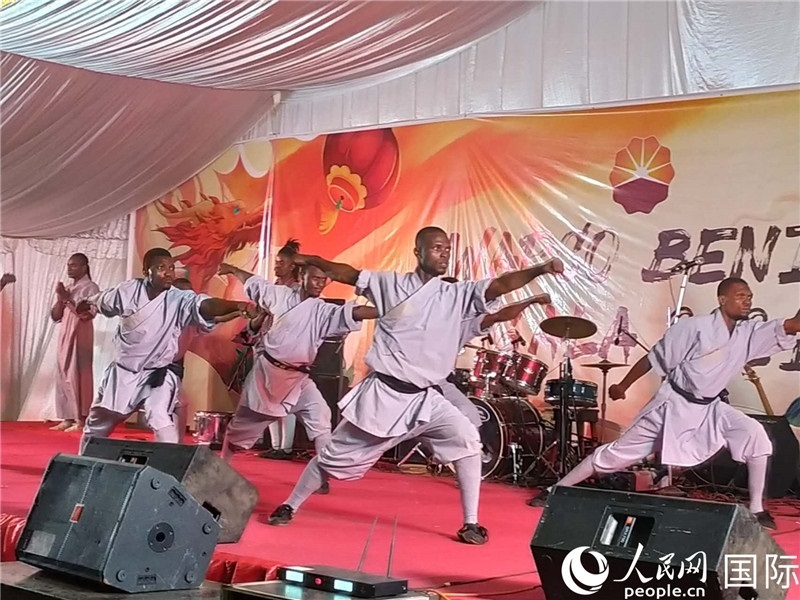 貝寧中國文化中心武術(shù)隊在進行表演。人民網(wǎng)記者 黃培昭攝