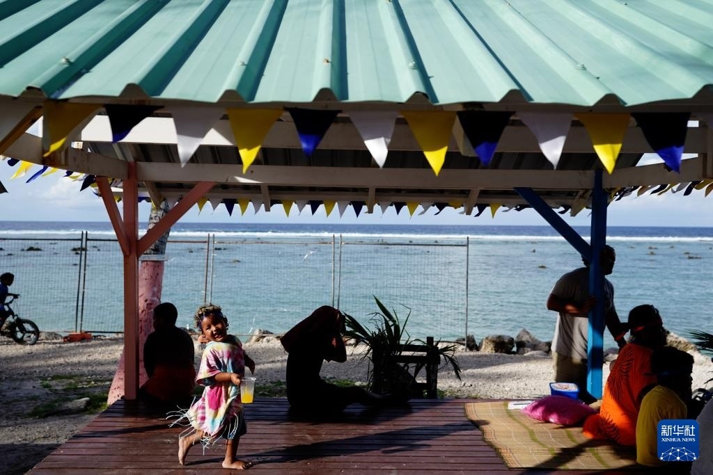 1月20日，當(dāng)?shù)厝嗽阼斠惶幒┬蓍e娛樂。新華社記者 王申 攝