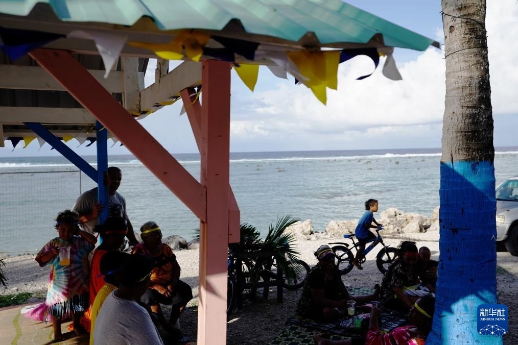 1月20日，當(dāng)?shù)厝嗽阼斠惶幒┬蓍e娛樂。新華社記者 王申 攝