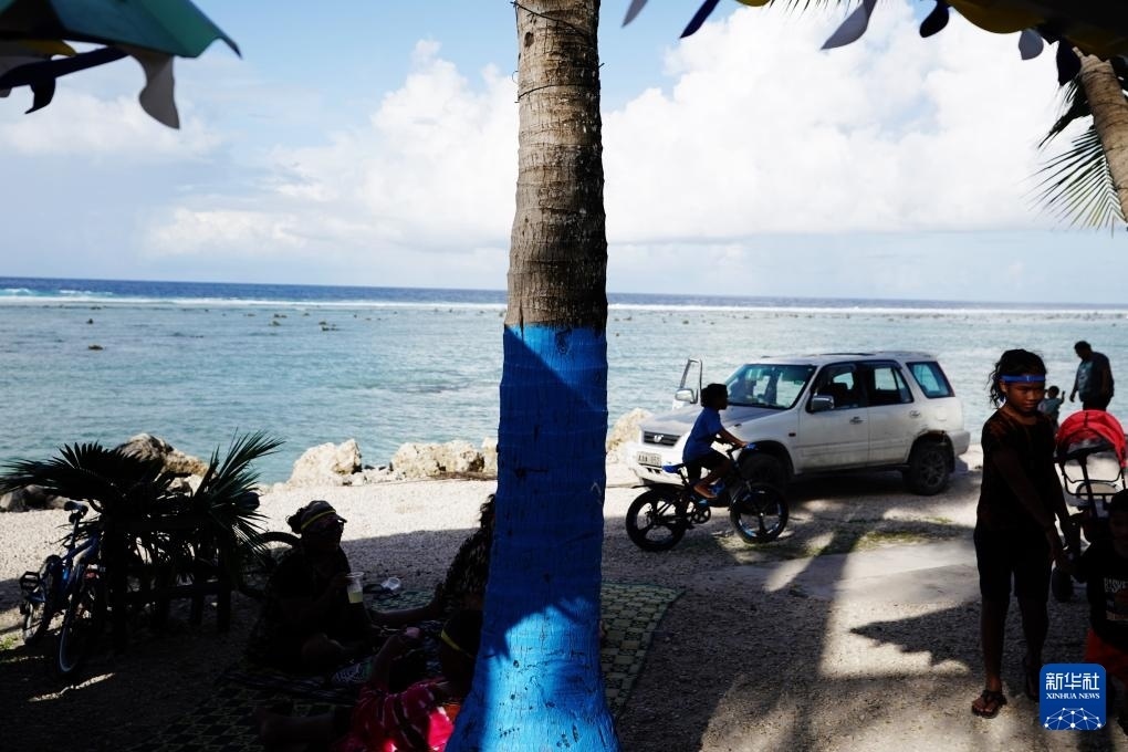 1月20日，當(dāng)?shù)厝嗽阼斠惶幒┬蓍e娛樂。新華社記者 王申 攝