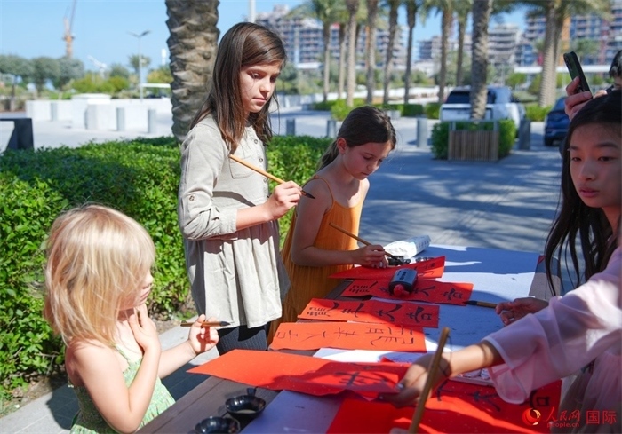 小朋友體驗(yàn)書(shū)法創(chuàng)作。人民網(wǎng) 塔里克·易卜拉欣攝