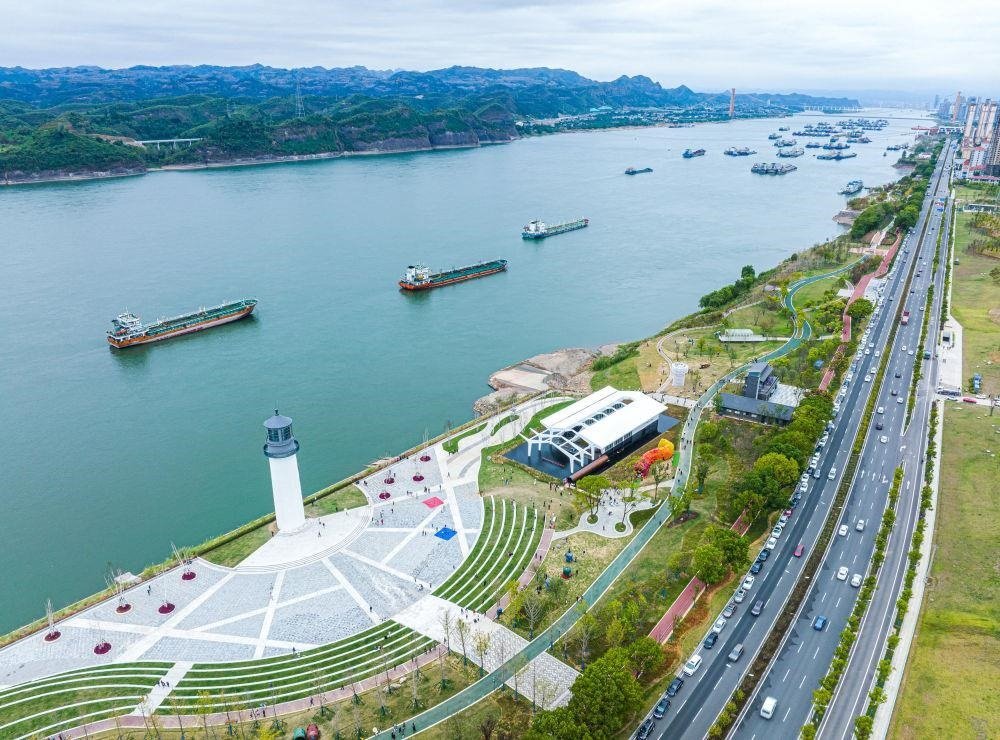 △湖北宜昌市濱江公園燈塔廣場。該廣場是在實施岸線復(fù)綠等綜合措施后，由老舊碼頭改造而成。