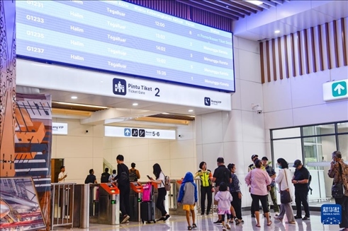 1月24日，在印度尼西亞雅加達哈利姆站候車大廳，乘客刷票前往站臺。新華社記者 徐欽 攝