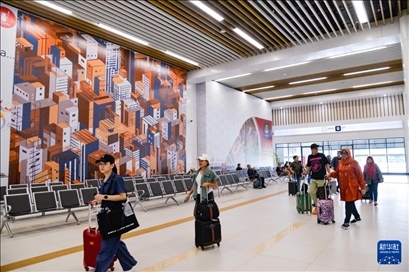 1月24日，在印度尼西亞雅加達哈利姆站，乘客在候車大廳內(nèi)行走。新華社記者 徐欽 攝