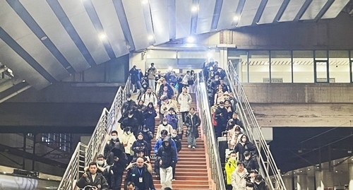 2024年鐵路春運(yùn)今日啟動(dòng)，旅客進(jìn)入站臺(tái)準(zhǔn)備乘車。人民網(wǎng)記者 喬雪峰攝