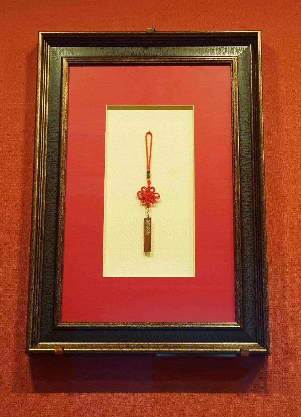 2017年5月，時任肯尼亞總統(tǒng)烏胡魯·肯雅塔贈送習(xí)近平主席的蒙內(nèi)鐵路紀(jì)念U盤。