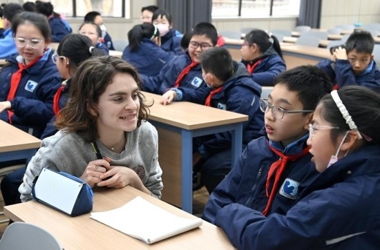  2023年12月18日，在西安新城區(qū)后宰門小學(xué)進(jìn)行的中法校園文化周法語語言沙龍上，西安法語聯(lián)盟的老師與學(xué)生進(jìn)行互動(dòng)。新華社記者 劉瀟 攝