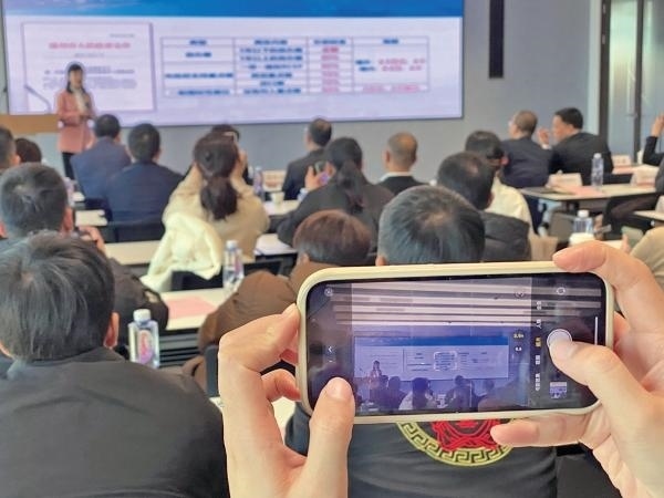 1月2日，“百團(tuán)千企出海拓市場增訂單”行動啟動。蔣文廣 攝