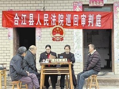  圖②：巡回審理現(xiàn)場。