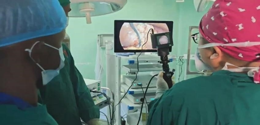 吳巍醫(yī)生（右一）在開展雙鏡聯(lián)合手術(shù)。中國援桑醫(yī)療隊(duì)供圖