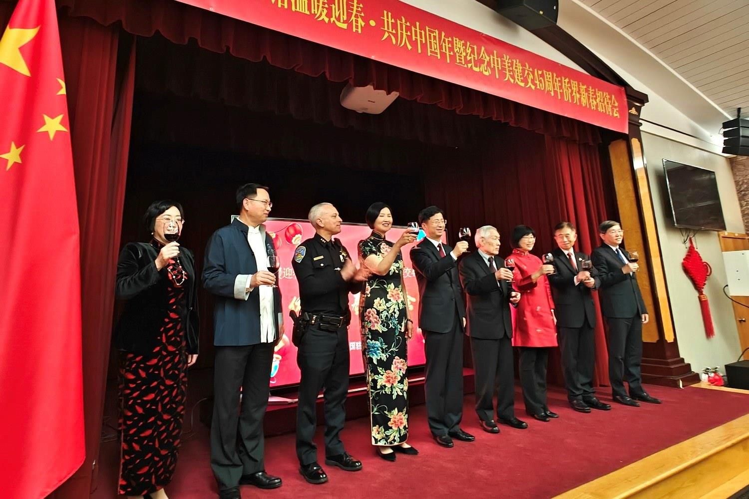 僑胞代表與駐舊金山總領(lǐng)館官員合影。主辦方供圖