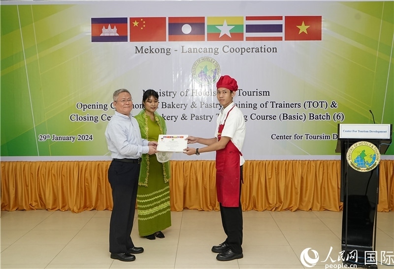 潘峰參贊向?qū)W員頒發(fā)證書(shū)。人民網(wǎng)記者 謝佳君攝