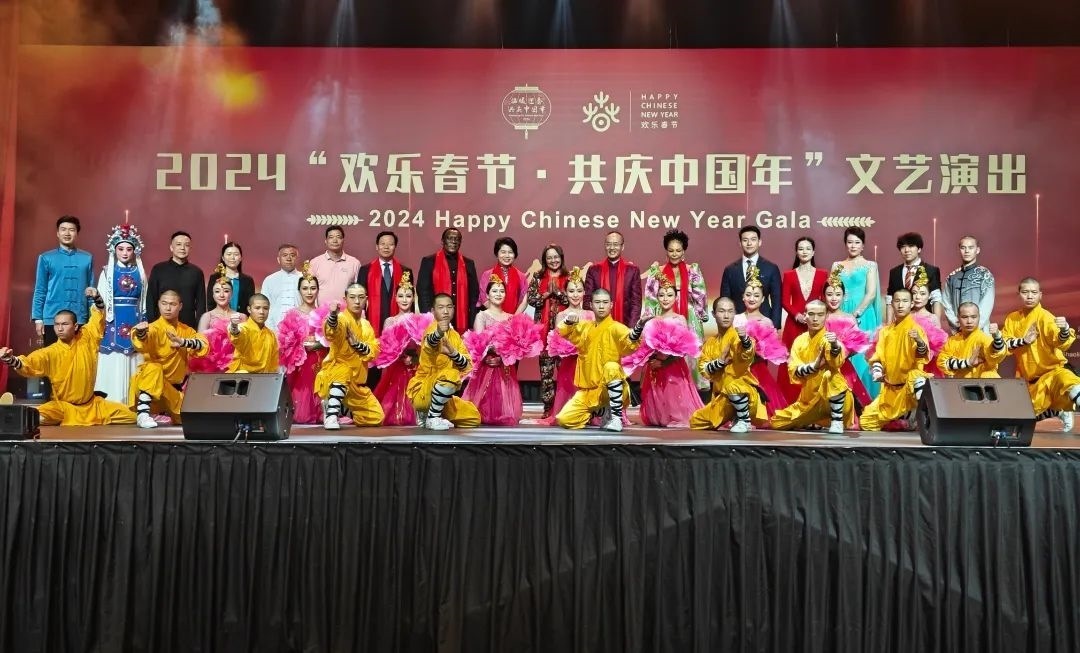 全體嘉賓和演員合影。中國駐南非大使館供圖