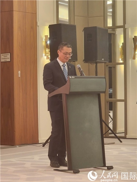 中國駐哈大使館公使銜參贊蘇予致辭。人民網(wǎng)記者 李強(qiáng)攝