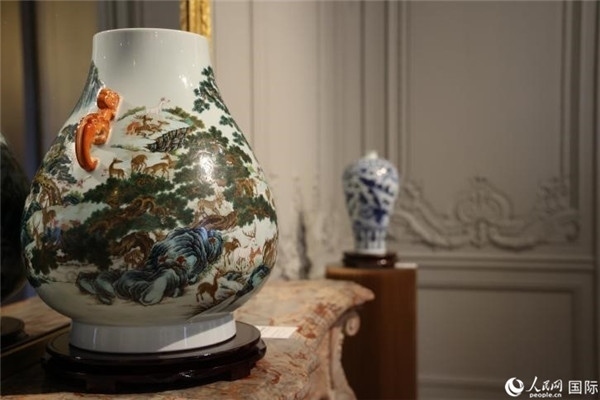 嘉賓和公眾參觀“絲路瓷行”——中國景德鎮(zhèn)陶瓷文化特展。人民網(wǎng)記者 尚凱元攝