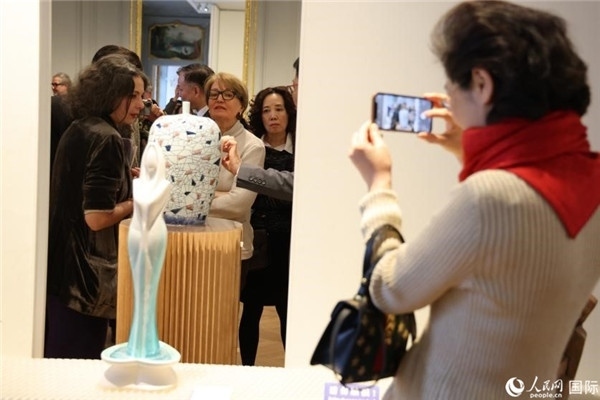 嘉賓和公眾參觀“絲路瓷行”——中國景德鎮(zhèn)陶瓷文化特展。人民網(wǎng)記者 尚凱元攝