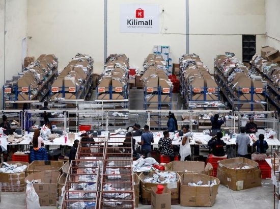 2023年11月11日，在肯尼亞姆洛隆戈，Kilimall員工在倉庫內(nèi)工作。新華社記者 李亞輝 攝